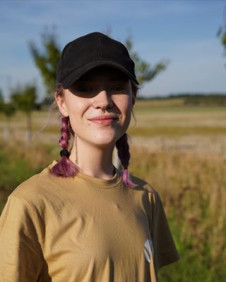 Pokračujeme v představování týmu Treesome! 👋 Tohle je naše úžasná kolegyně Danča, kterou můžete potkat v našem showroomu...