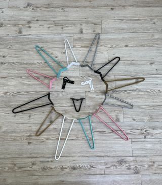 Kterou z šesti barev našich hairpin nohou byste si vybrali domů? 🤔 Raději neutrální černou nebo třeba pastelově růžovou? 🤩...