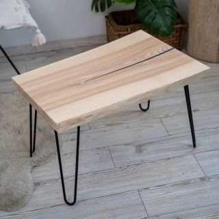 Tenhle stolek je opravdová designovka! 🤩 Vyrobili jsme ho z celistvé jasanové fošny s přírodními hranami a spáru zalili...