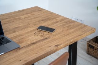 Věděli jste, že vám do stolní desky můžeme zabudovat i bezdrátovou nabíječku? Tahle vychytávka je perfektní pro všechny...